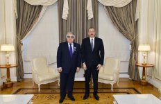 Prezident İlham Əliyev Xalq Artisti Fərhad Bədəlbəyliyə “İstiqlal” ordenini təqdim edib (FOTO) (YENİLƏNİB)