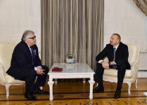 Prezident İlham Əliyev Xalq Artisti Fərhad Bədəlbəyliyə “İstiqlal” ordenini təqdim edib (FOTO) (YENİLƏNİB)