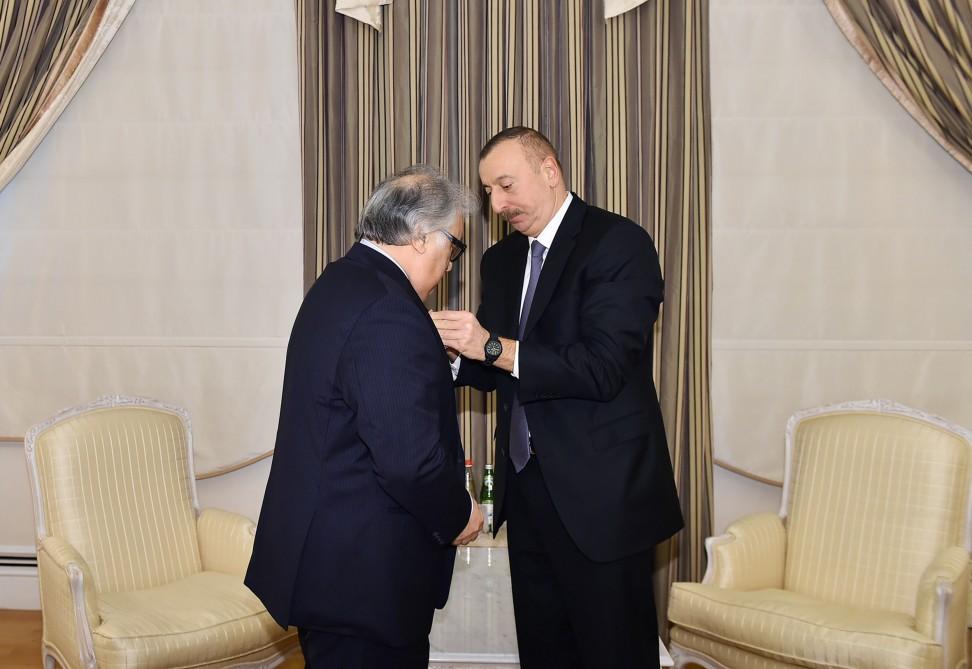 Prezident İlham Əliyev Xalq Artisti Fərhad Bədəlbəyliyə “İstiqlal” ordenini təqdim edib (FOTO) (YENİLƏNİB)