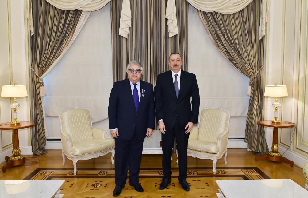 Prezident İlham Əliyev Xalq Artisti Fərhad Bədəlbəyliyə “İstiqlal” ordenini təqdim edib (FOTO) (YENİLƏNİB)