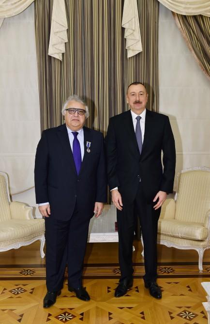 Prezident İlham Əliyev Xalq Artisti Fərhad Bədəlbəyliyə “İstiqlal” ordenini təqdim edib (FOTO) (YENİLƏNİB)