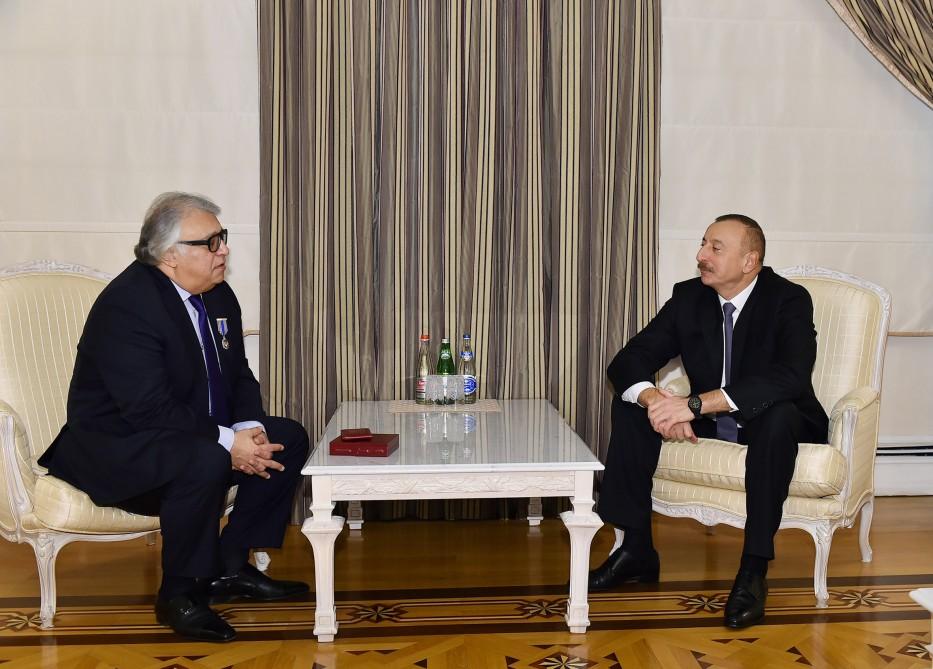 Prezident İlham Əliyev Xalq Artisti Fərhad Bədəlbəyliyə “İstiqlal” ordenini təqdim edib (FOTO) (YENİLƏNİB)