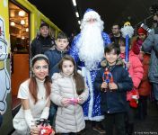 Bakı metrosunda Yeni il şənliyinə start verildi (FOTO/VİDEO)