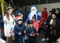 Bakı metrosunda Yeni il şənliyinə start verildi (FOTO/VİDEO)