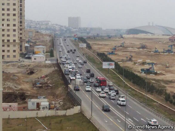 Bakıda yük maşını qəza törətdi