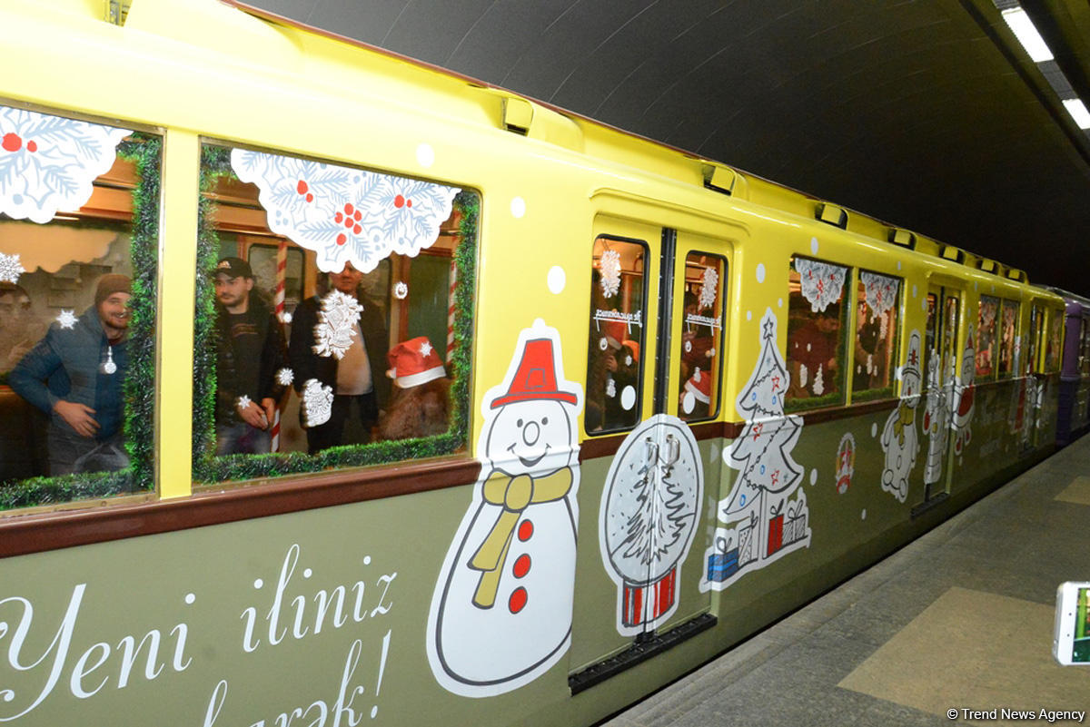 Bakı metrosunda Yeni il şənliyinə start verildi (FOTO/VİDEO)