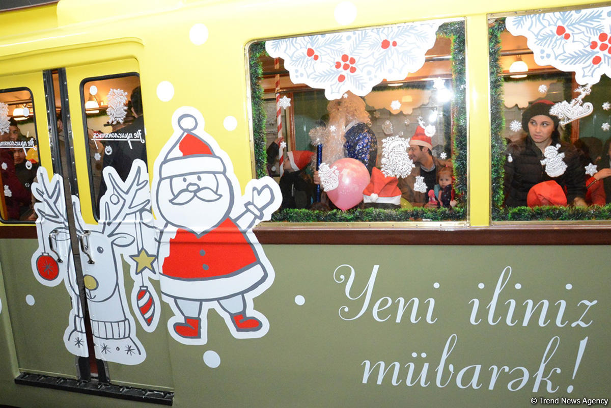 Bakı metrosunda Yeni il şənliyinə start verildi (FOTO/VİDEO)