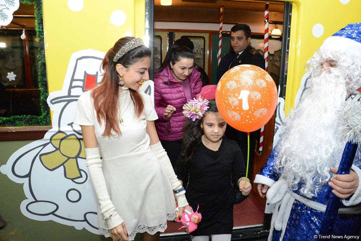 Bakı metrosunda Yeni il şənliyinə start verildi (FOTO/VİDEO)