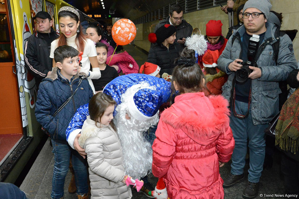 Bakı metrosunda Yeni il şənliyinə start verildi (FOTO/VİDEO)