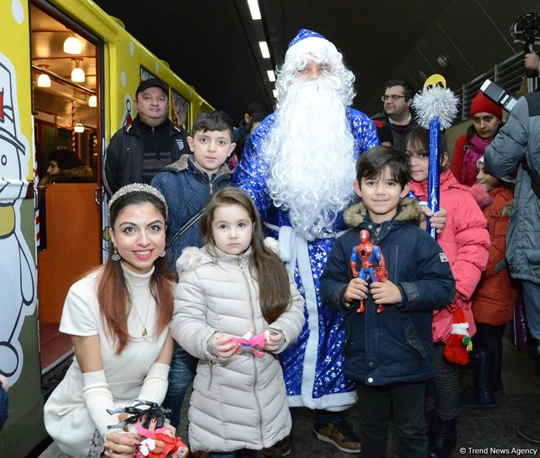 Bakı metrosunda Yeni il şənliyinə start verildi (FOTO/VİDEO)