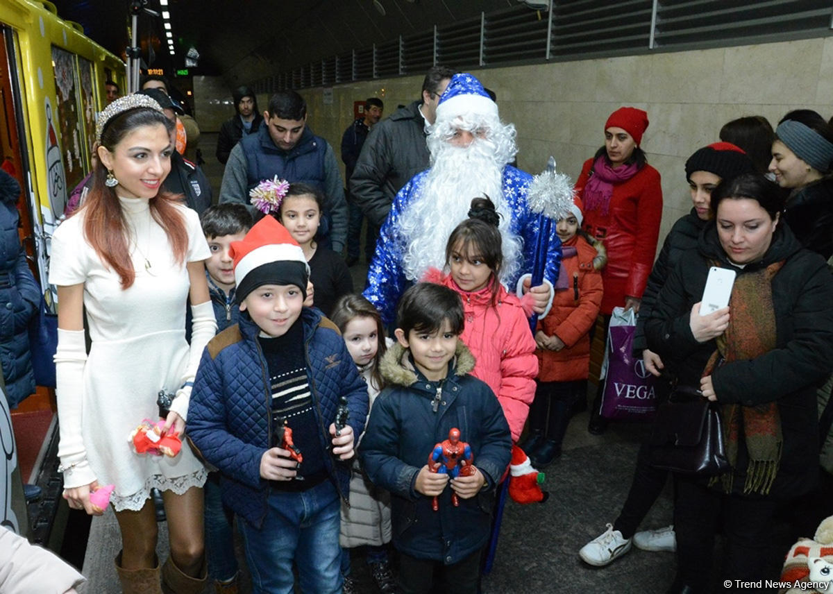 Bakı metrosunda Yeni il şənliyinə start verildi (FOTO/VİDEO)