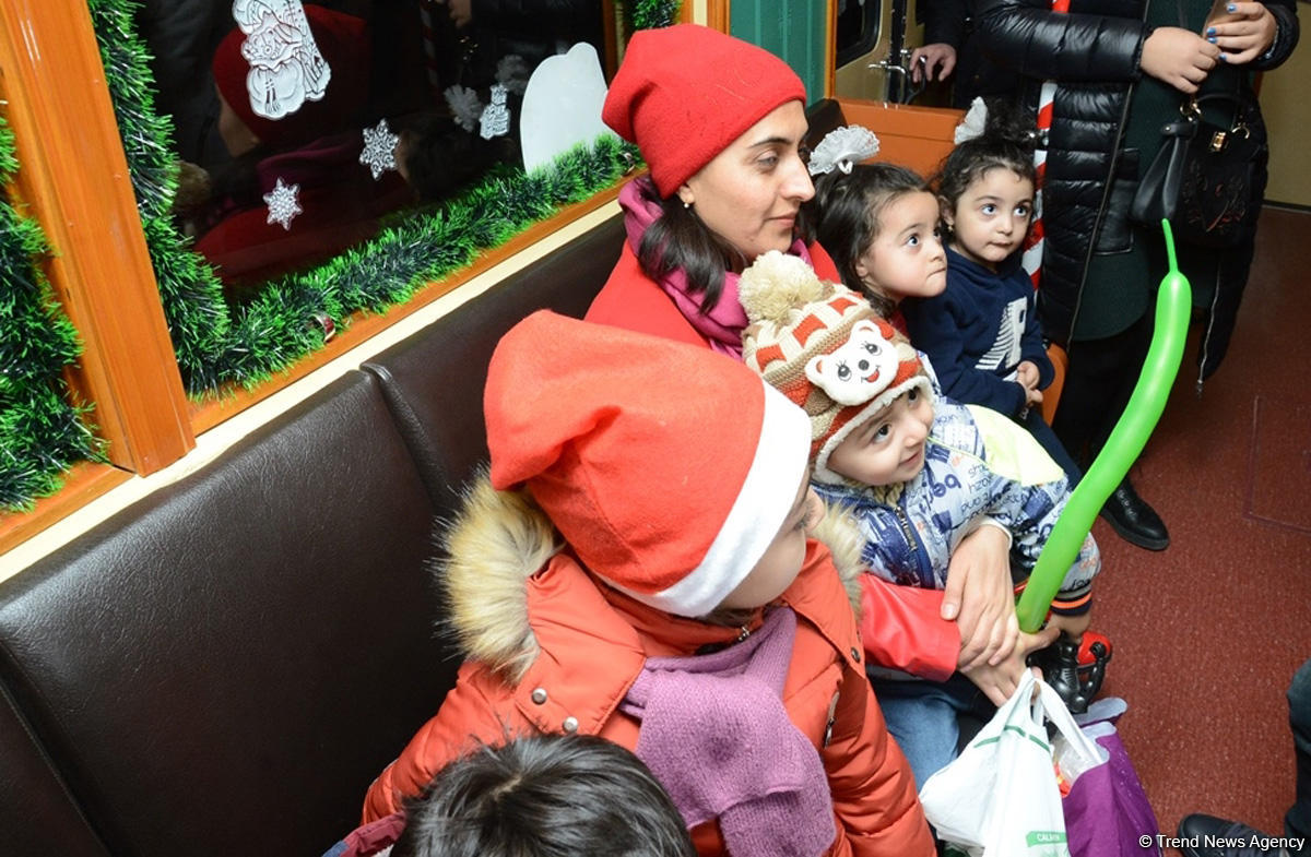 Bakı metrosunda Yeni il şənliyinə start verildi (FOTO/VİDEO)