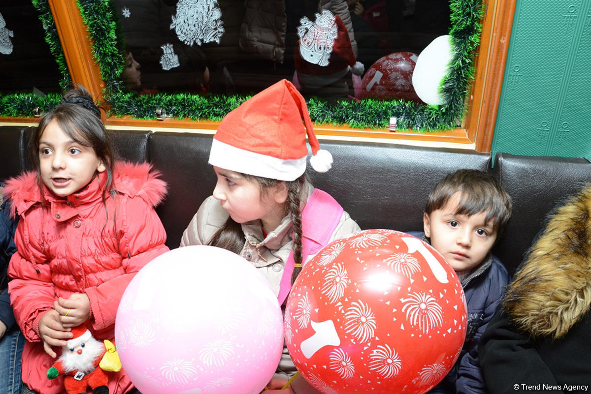 Bakı metrosunda Yeni il şənliyinə start verildi (FOTO/VİDEO)