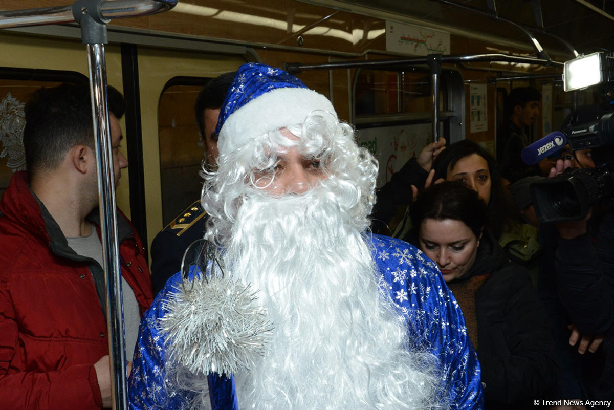 Bakı metrosunda Yeni il şənliyinə start verildi (FOTO/VİDEO)