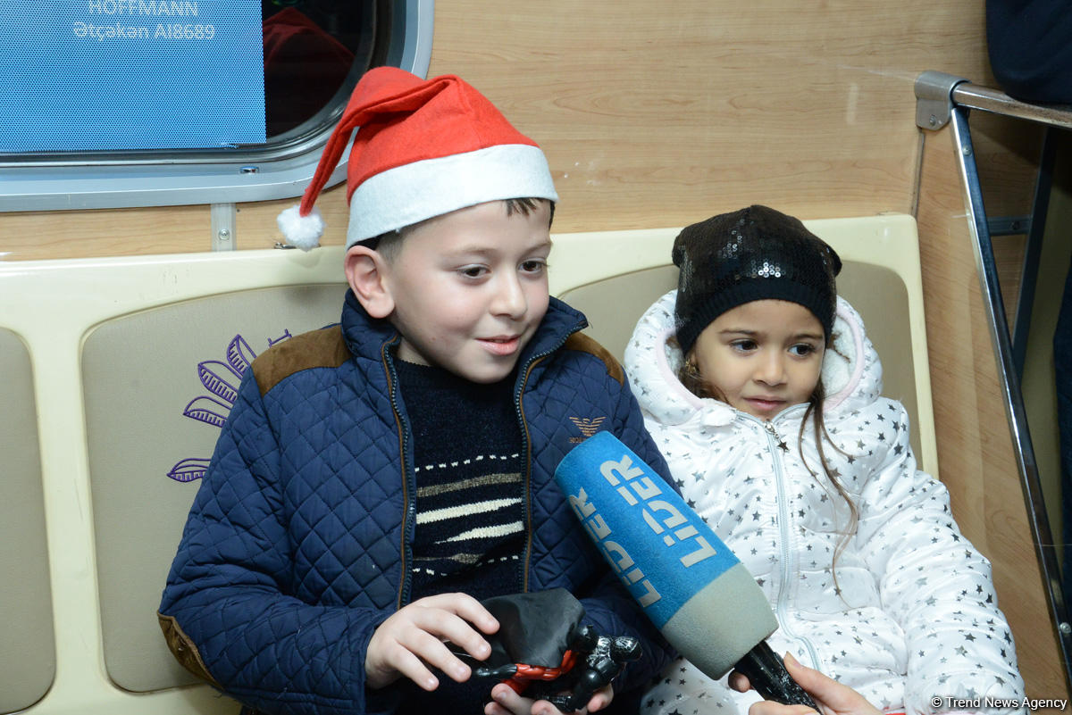 Bakı metrosunda Yeni il şənliyinə start verildi (FOTO/VİDEO)
