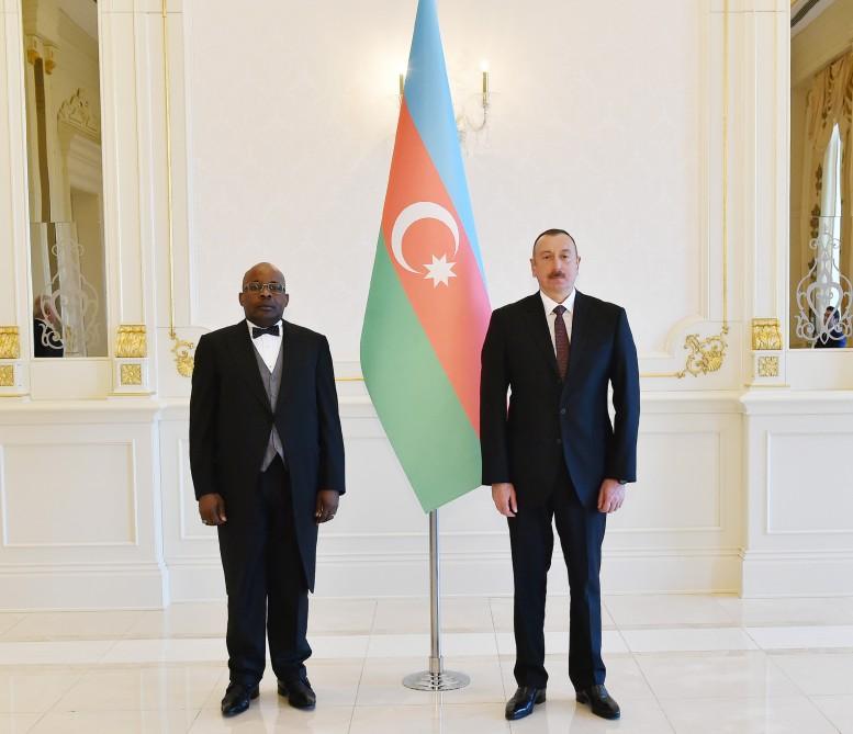 Azərbaycan Prezidenti bir sıra ölkələrin yeni səfirlərinin etimadnamələrini qəbul edib (FOTO) (YENİLƏNİB)
