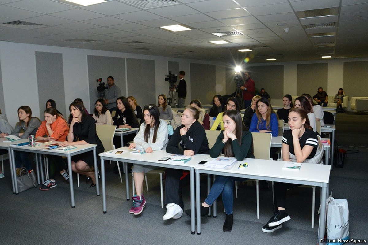 Bakıda FIG-nin bədii gimnastika üzrə üçüncü dərəcəli məşqçi kursları keçirilir (FOTO)