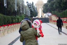 Azərbaycan ictimaiyyəti 20 Yanvar faciəsi qurbanlarının əziz xatirəsini yad edir (FOTO)