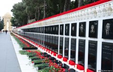 Azərbaycan ictimaiyyəti 20 Yanvar faciəsi qurbanlarının əziz xatirəsini yad edir (FOTO)