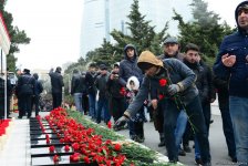 Azərbaycan ictimaiyyəti 20 Yanvar faciəsi qurbanlarının əziz xatirəsini yad edir (FOTO)