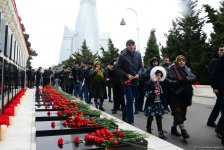 Azərbaycan ictimaiyyəti 20 Yanvar faciəsi qurbanlarının əziz xatirəsini yad edir (FOTO)