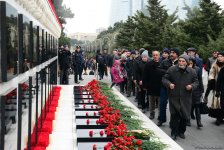 Azərbaycan ictimaiyyəti 20 Yanvar faciəsi qurbanlarının əziz xatirəsini yad edir (FOTO)