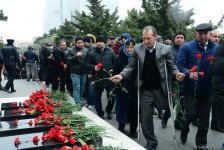Azərbaycan ictimaiyyəti 20 Yanvar faciəsi qurbanlarının əziz xatirəsini yad edir (FOTO)