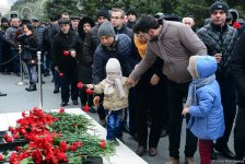 Azərbaycan ictimaiyyəti 20 Yanvar faciəsi qurbanlarının əziz xatirəsini yad edir (FOTO)