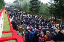 Azərbaycan ictimaiyyəti 20 Yanvar faciəsi qurbanlarının əziz xatirəsini yad edir (FOTO)