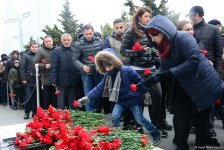 Azərbaycan ictimaiyyəti 20 Yanvar faciəsi qurbanlarının əziz xatirəsini yad edir (FOTO)