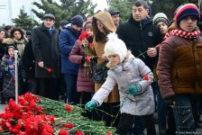 Azərbaycan ictimaiyyəti 20 Yanvar faciəsi qurbanlarının əziz xatirəsini yad edir (FOTO)