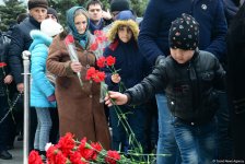 Azərbaycan ictimaiyyəti 20 Yanvar faciəsi qurbanlarının əziz xatirəsini yad edir (FOTO)