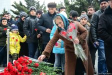 Azərbaycan ictimaiyyəti 20 Yanvar faciəsi qurbanlarının əziz xatirəsini yad edir (FOTO)