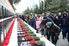 Azərbaycan ictimaiyyəti 20 Yanvar faciəsi qurbanlarının əziz xatirəsini yad edir (FOTO)
