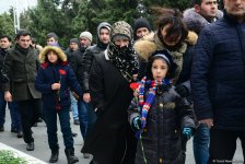 Azərbaycan ictimaiyyəti 20 Yanvar faciəsi qurbanlarının əziz xatirəsini yad edir (FOTO)