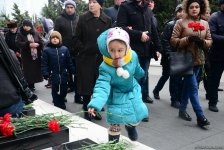 Azərbaycan ictimaiyyəti 20 Yanvar faciəsi qurbanlarının əziz xatirəsini yad edir (FOTO)