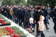 Azərbaycan ictimaiyyəti 20 Yanvar faciəsi qurbanlarının əziz xatirəsini yad edir (FOTO)
