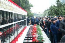 Azərbaycan ictimaiyyəti 20 Yanvar faciəsi qurbanlarının əziz xatirəsini yad edir (FOTO)