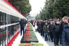 Azərbaycan ictimaiyyəti 20 Yanvar faciəsi qurbanlarının əziz xatirəsini yad edir (FOTO)