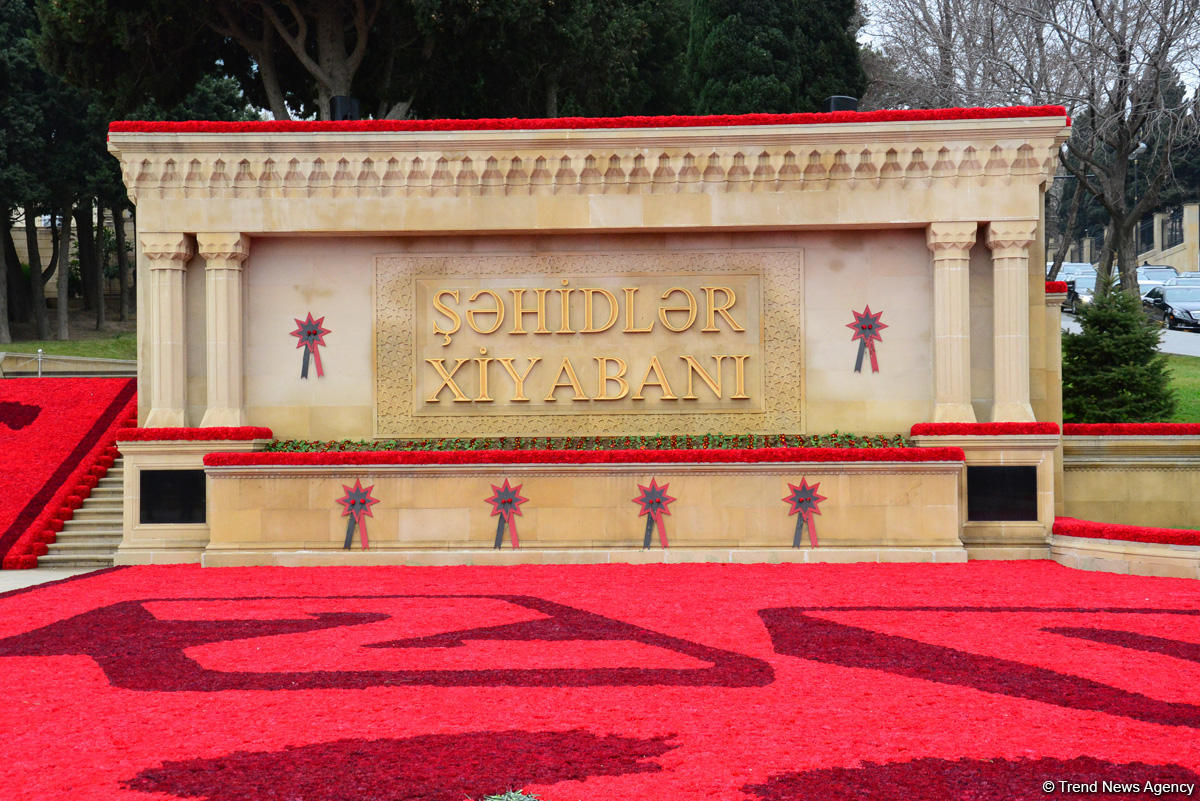 Azərbaycan ictimaiyyəti 20 Yanvar faciəsi qurbanlarının əziz xatirəsini yad edir (FOTO)