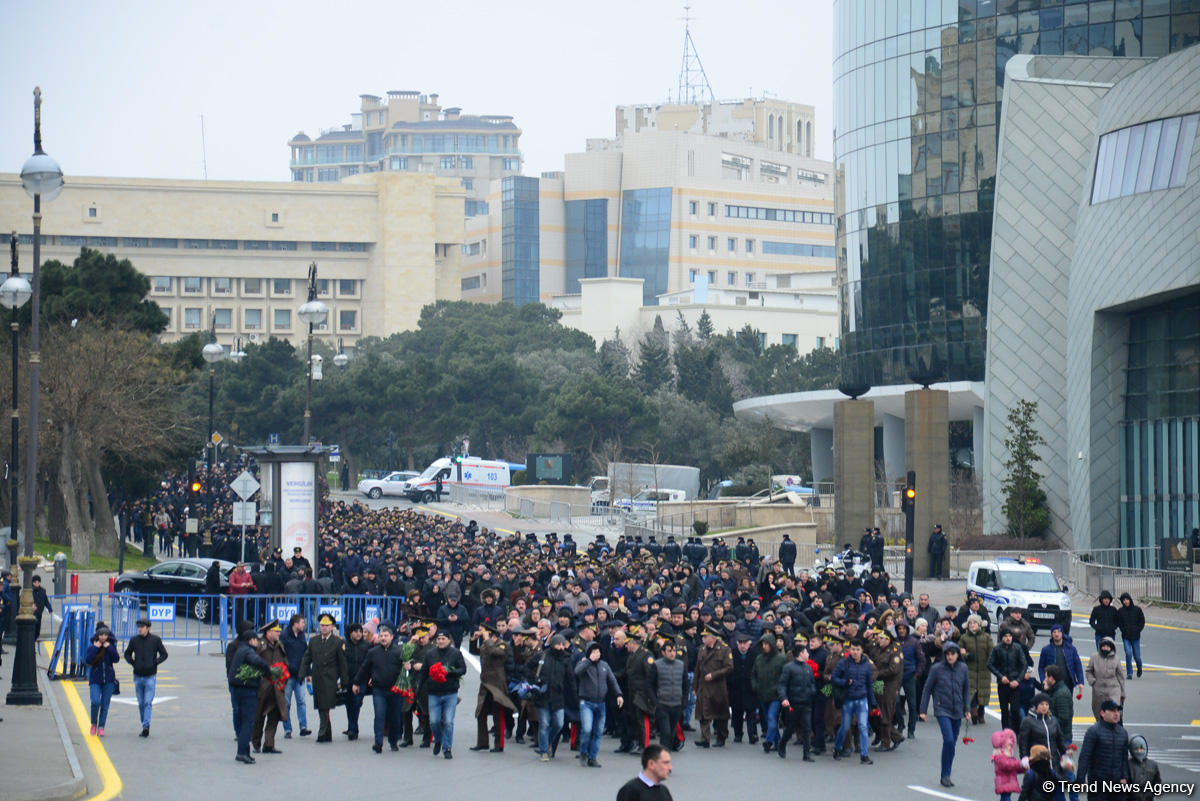 Azərbaycan ictimaiyyəti 20 Yanvar faciəsi qurbanlarının əziz xatirəsini yad edir (FOTO)