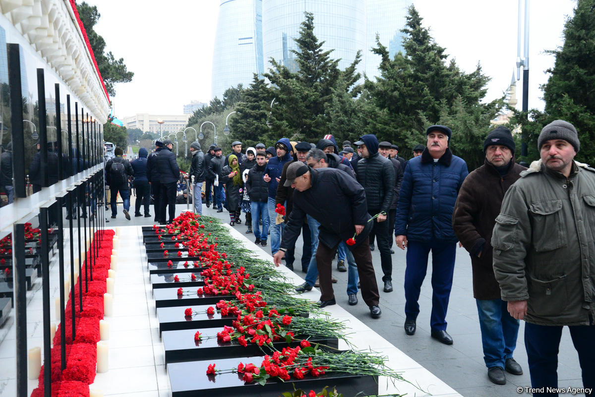 Azərbaycan ictimaiyyəti 20 Yanvar faciəsi qurbanlarının əziz xatirəsini yad edir (FOTO)