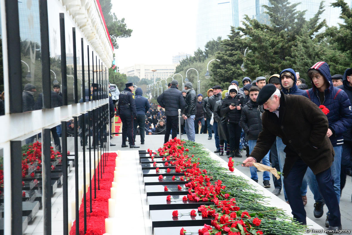 Azərbaycan ictimaiyyəti 20 Yanvar faciəsi qurbanlarının əziz xatirəsini yad edir (FOTO)