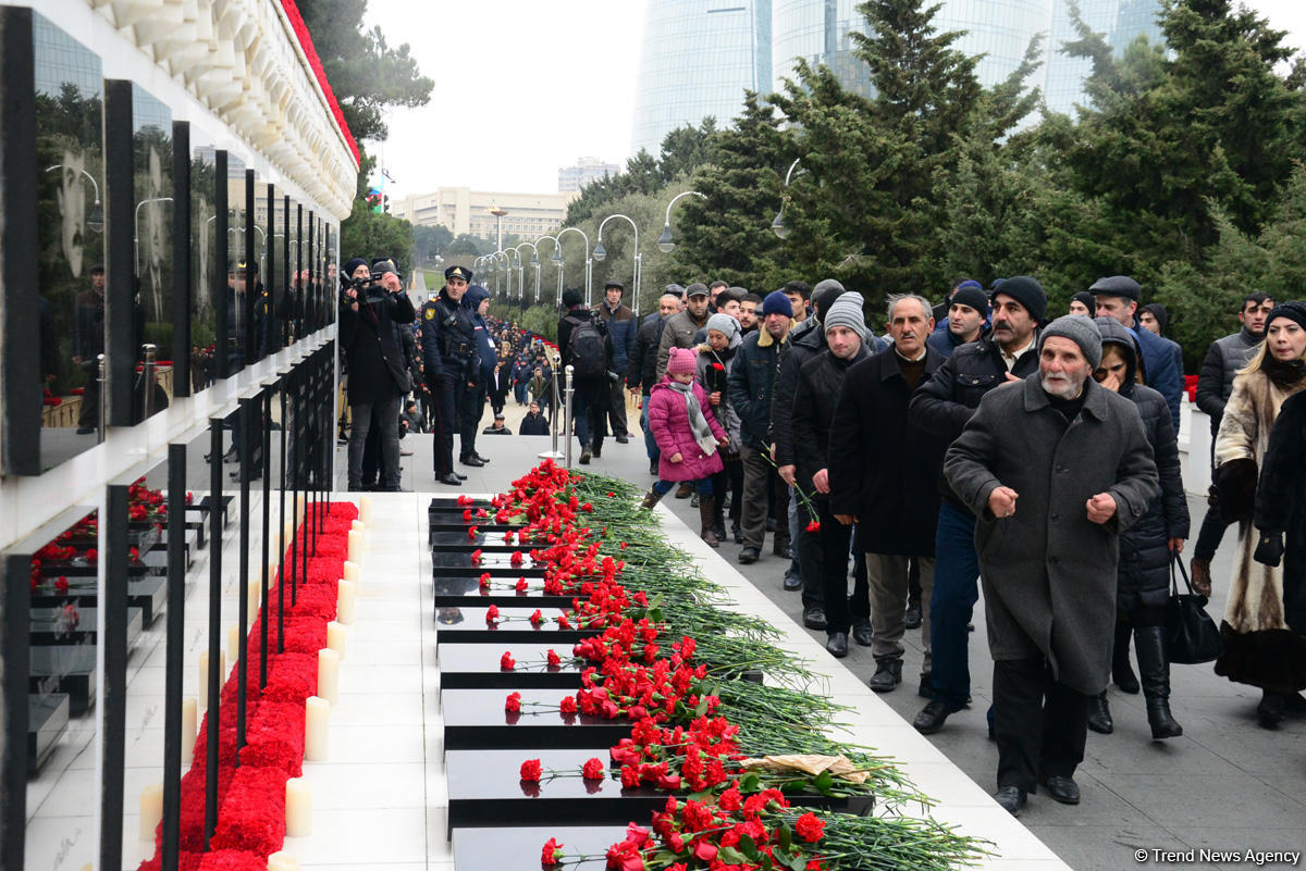 Azərbaycan ictimaiyyəti 20 Yanvar faciəsi qurbanlarının əziz xatirəsini yad edir (FOTO)