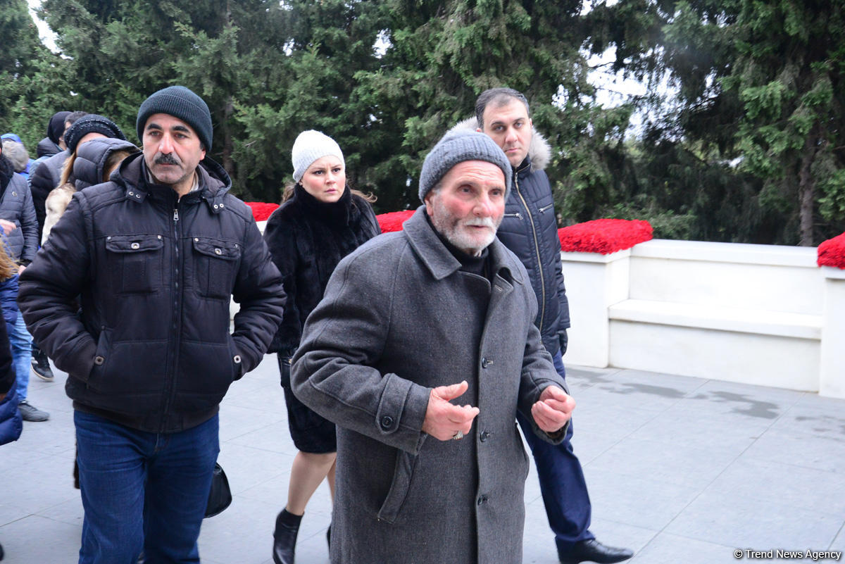 Azərbaycan ictimaiyyəti 20 Yanvar faciəsi qurbanlarının əziz xatirəsini yad edir (FOTO)