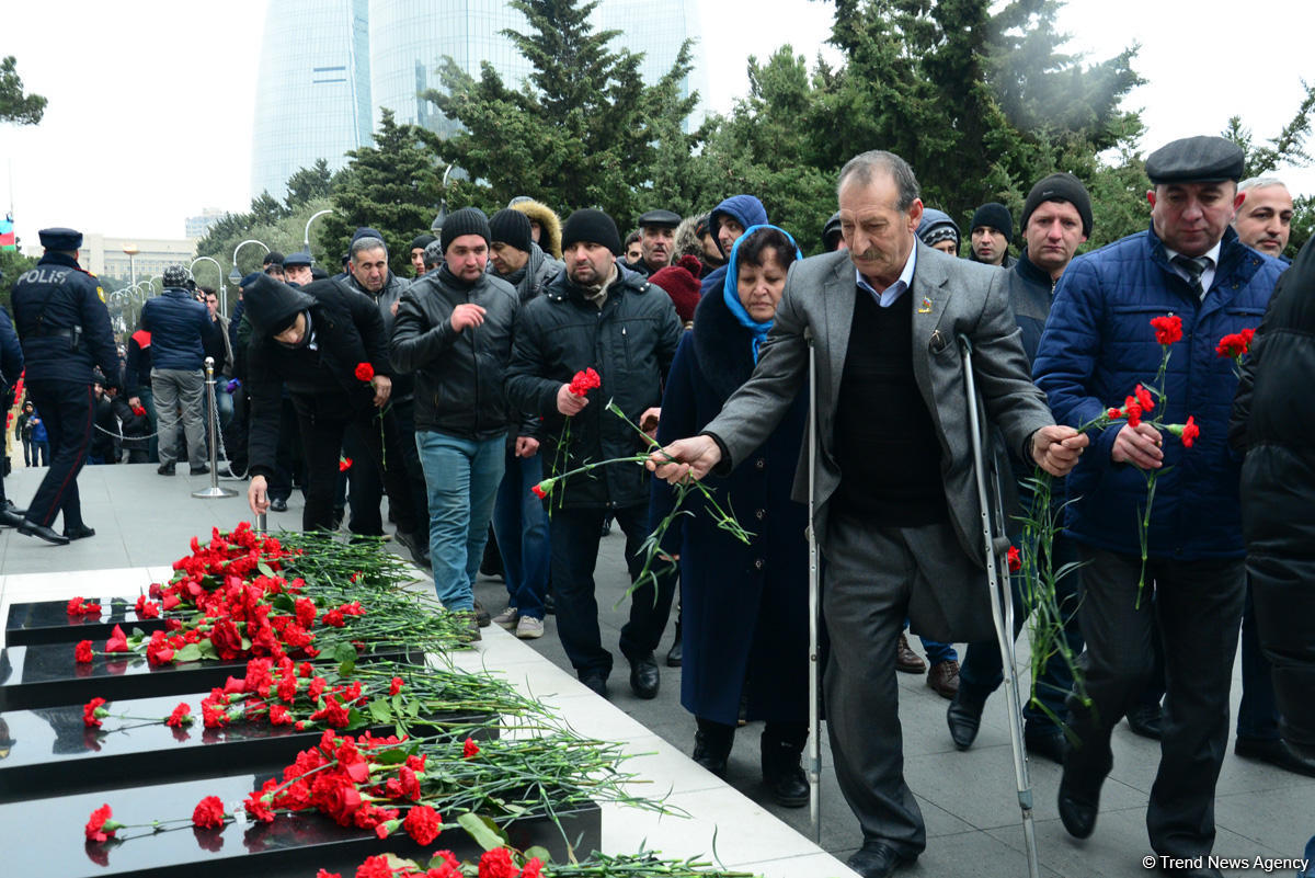 Azərbaycan ictimaiyyəti 20 Yanvar faciəsi qurbanlarının əziz xatirəsini yad edir (FOTO)