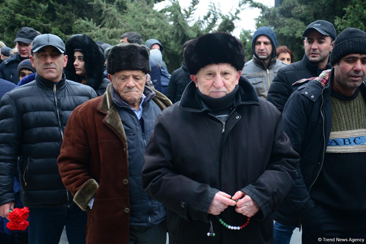 Azərbaycan ictimaiyyəti 20 Yanvar faciəsi qurbanlarının əziz xatirəsini yad edir (FOTO)