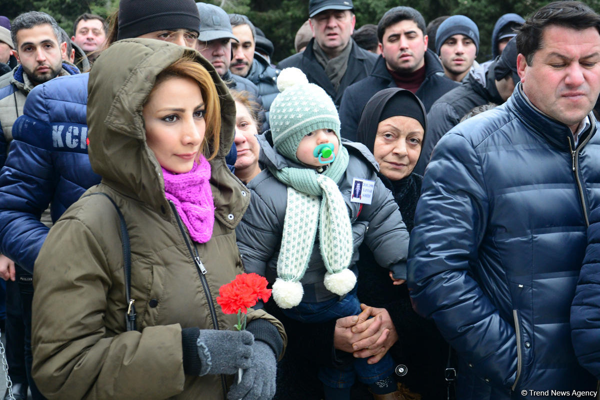 Azərbaycan ictimaiyyəti 20 Yanvar faciəsi qurbanlarının əziz xatirəsini yad edir (FOTO)