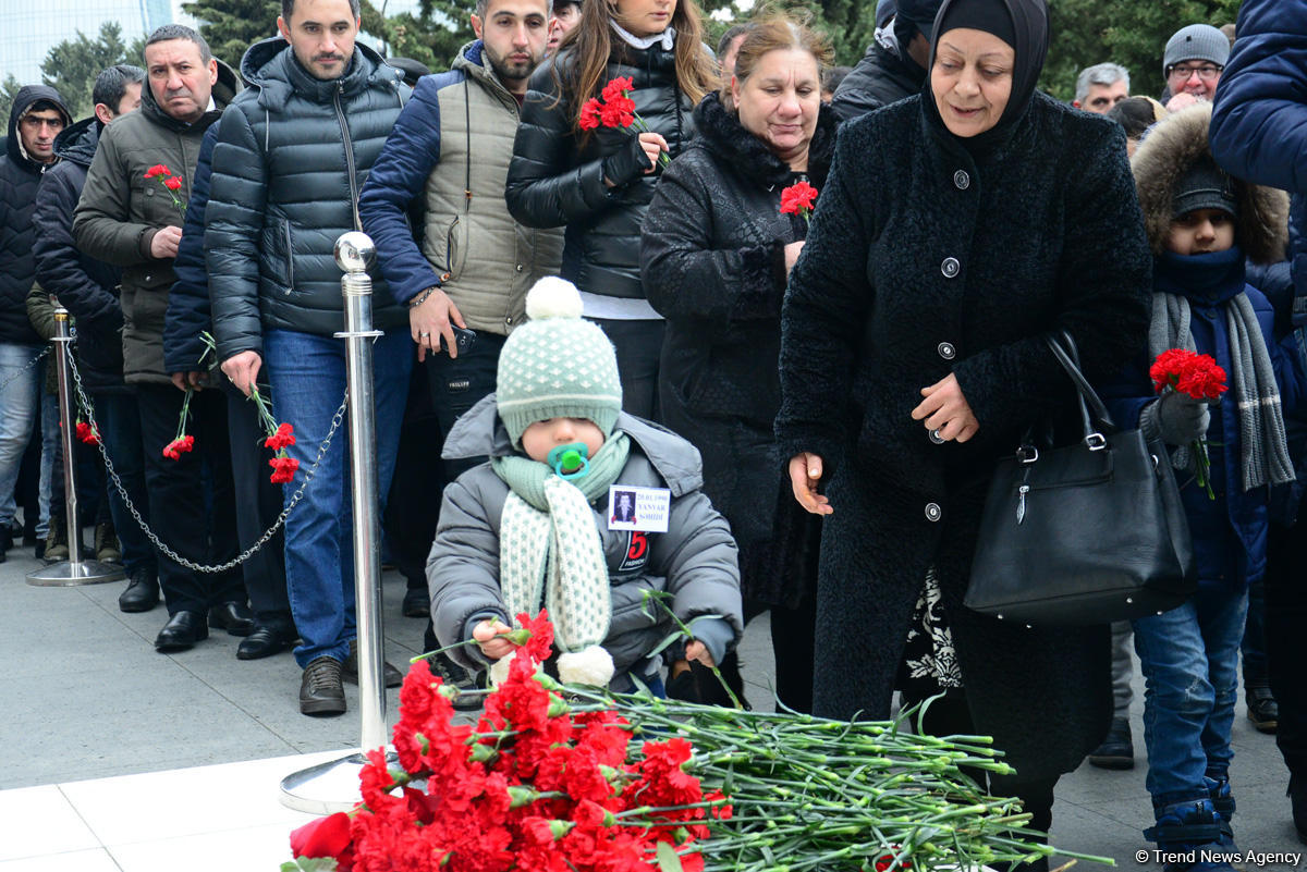 Azərbaycan ictimaiyyəti 20 Yanvar faciəsi qurbanlarının əziz xatirəsini yad edir (FOTO)
