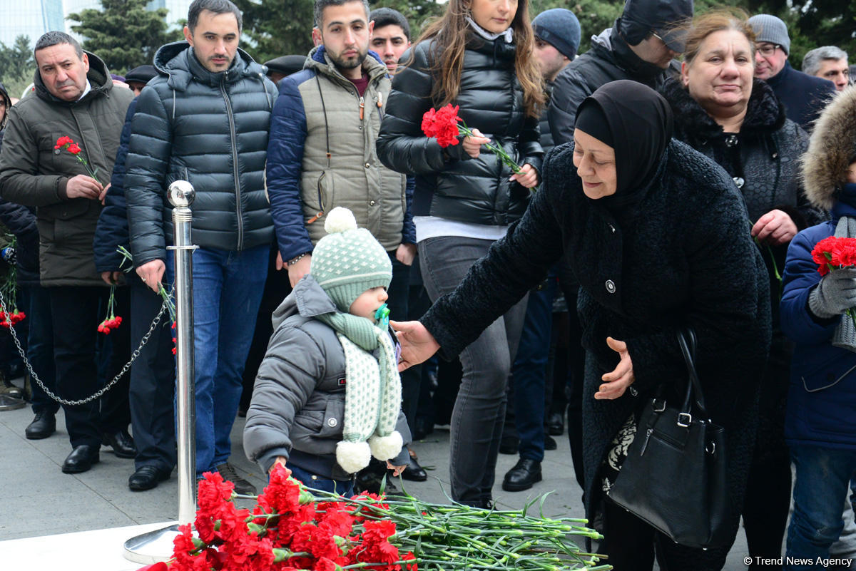 Azərbaycan ictimaiyyəti 20 Yanvar faciəsi qurbanlarının əziz xatirəsini yad edir (FOTO)